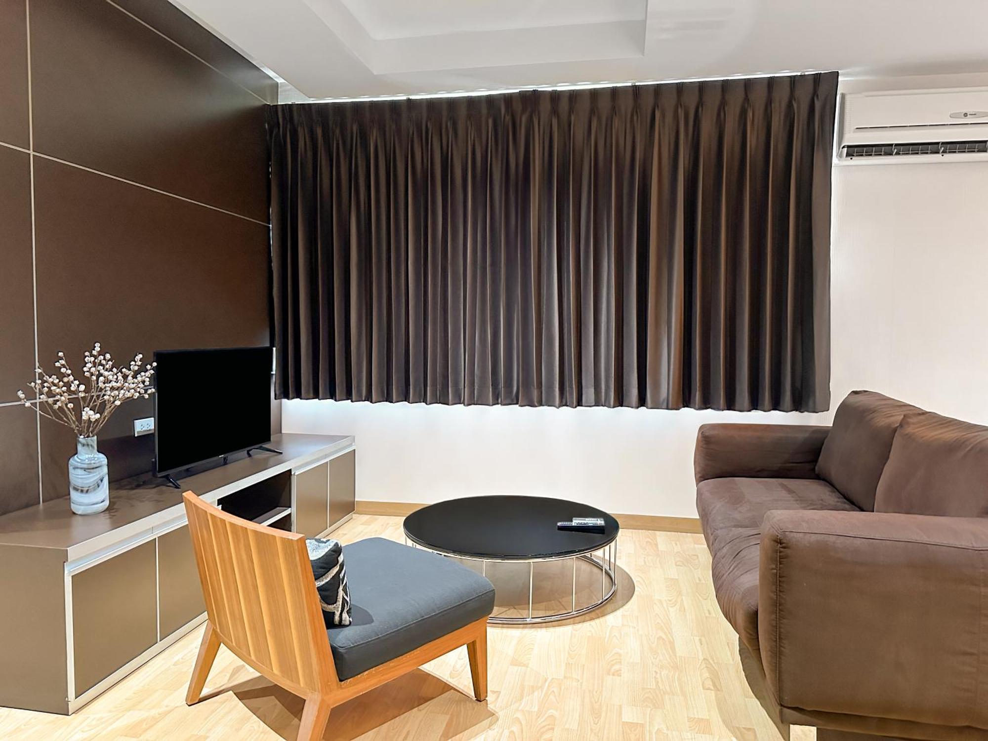 Nantiruj Tower: Serviced Apartments in Sukhumvit Soi 8 Bangkok Exterior photo