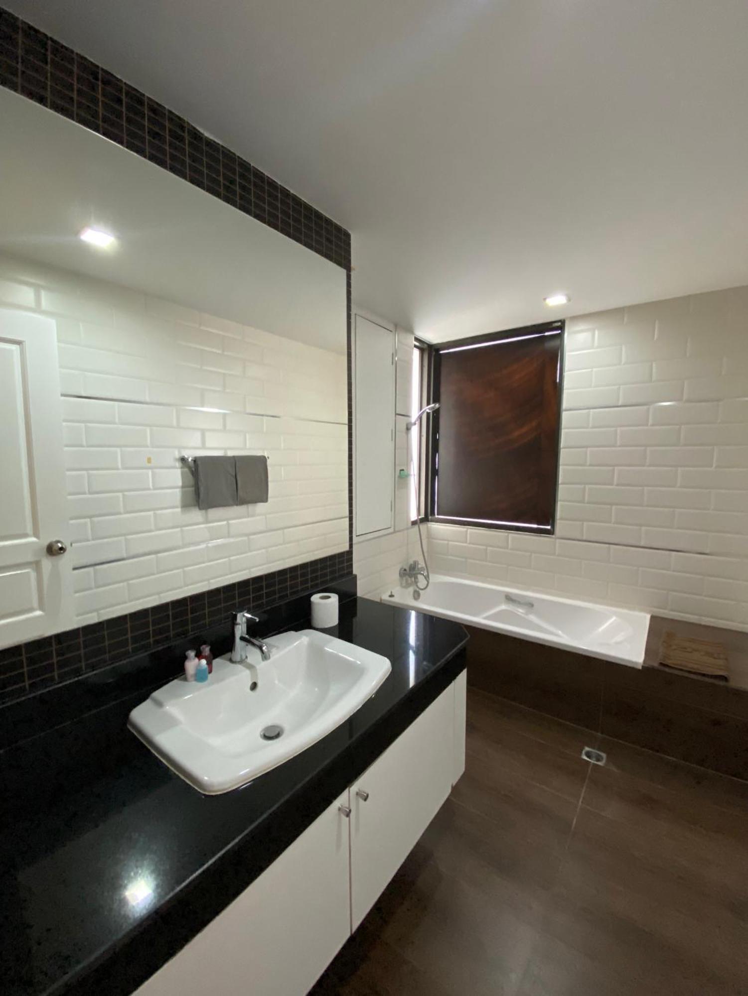 Nantiruj Tower: Serviced Apartments in Sukhumvit Soi 8 Bangkok Room photo